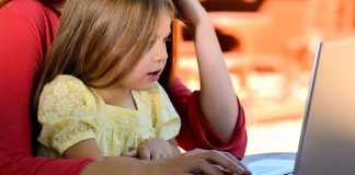 Enfant sur l'écran d'un ordinateur