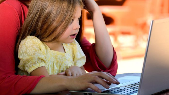 Enfant sur l'écran d'un ordinateur